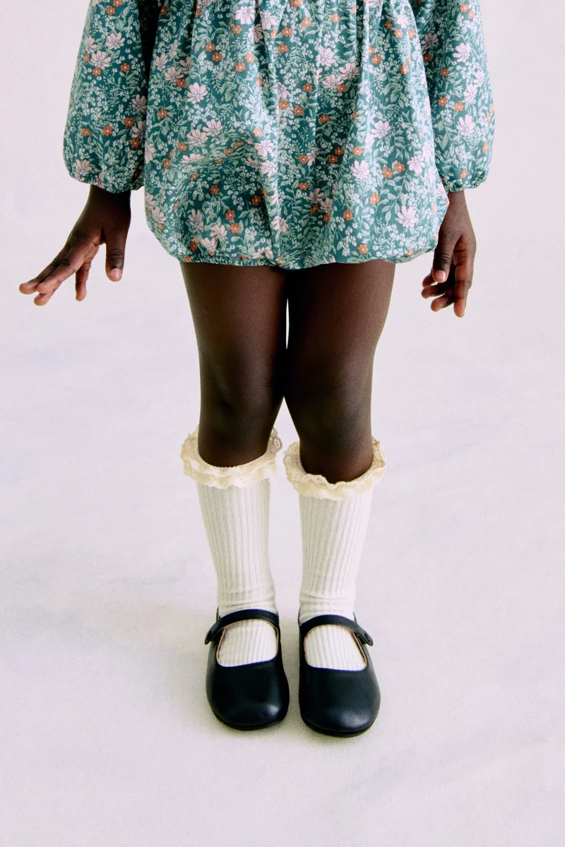 اتش اند ام جوارب بحواف كروشيه مكشكشة